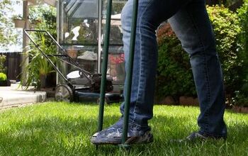 How to Aerate a Lawn by Hand